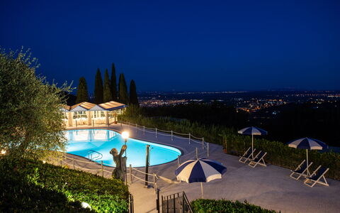 Villa Alfresco: Vand, Himmel, Plante, Bygning, Azure, Svømmepøl, Krop Af Vand, Arkitektur, Arecales, Skygge