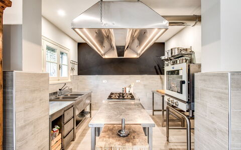 Villa Alfresco: Cabinetry, Møbel, Bord, Countertop, Stol, Bygning, Køkken, Hal, Træ, Couch