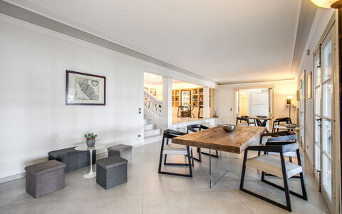 Villa Alfresco: Billedramme, Møbel, Bord, Plante, Stueplante, Bygning, Indretning, Stue, Couch, Gulvbelægning