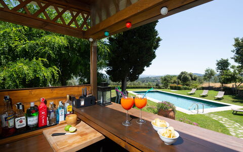 Villa Lastra: Bord, Plante, Ejendom, Møbel, Natur, Bygning, Vindue, Vand, Skygge, Udendørs Møbler