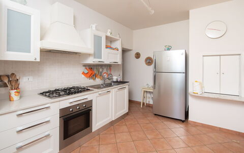 Villa Lastra: Cabinetry, Ejendom, Countertop, Komfur, Køkken Apparat, Indretning, Husholdningsapparat, Komfur, Køkken, Cooktop