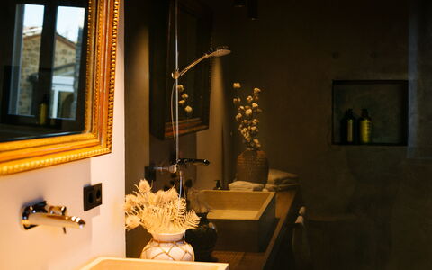 Villa Castiglioni: Billedramme, Bygning, Vindue, Indretning, Belysning, Træ, Bord, Væg, Lampe, Stue