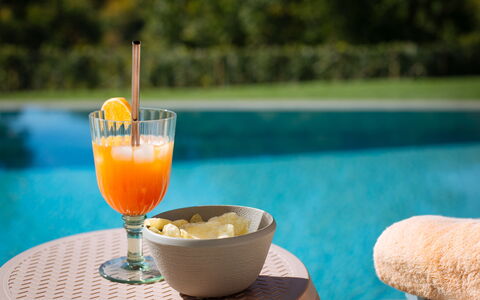 Villa Castiglioni: Mad, Bordservice, Bord, Vand, Drinkware, Alkoholholdig Drik, Ingrediens