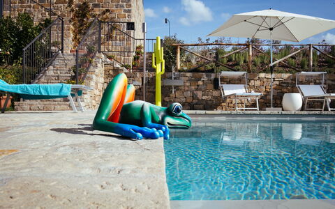 Villa Castiglioni: Vand, Himmel, Azure, Svømmepøl, Bygning, Vindue, Skygge, Fritid, Udendørs Møbler, Aqua