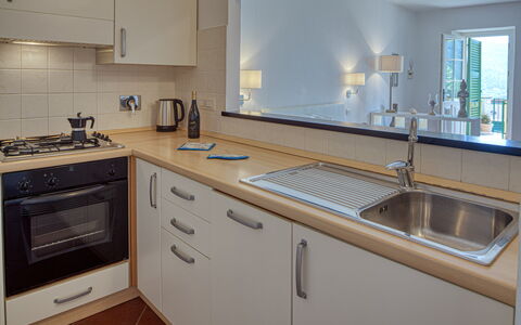 Villa Dell'erta - Levanto, Montale: Tap, Countertop, Cabinetry, Køkkenvask, Håndvask, Ejendom, Bygning, Sanitærarmatur, Køkken, Træ