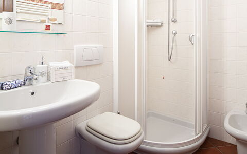 Villa Dell'erta - Levanto, Montale: Sanitærarmatur, Ejendom, Håndvask, Hvid, Tap, Toilet, Produkt, Purple, Toiletbræt, Badeværelse