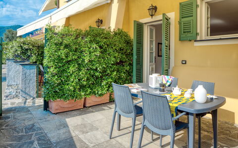 Villa Dell'erta - Levanto, Montale: Plante, Bygning, Møbel, Bord, Vindue, Grøn, Azure, Stol, Blomsterkrukke, Arkitektur