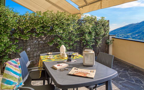 Villa Dell'erta - Levanto, Montale: Bord, Møbel, Ejendom, Blå, Skygge, Udendørs Bord, Udendørs Møbler, Stol, Indretning, Bygning