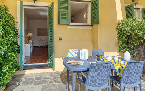 Villa Dell'erta - Levanto, Montale: Bord, Plante, Møbel, Ejendom, Stol, Grøn, Azure, Bygning, Blå, Indretning