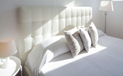 Villa Dell'erta - Levanto, Montale: Couch, Møbel, Komfort, Rektangel, Textile, Belysning, Stue, Indretning, Arkitektur