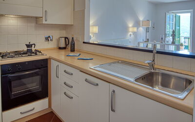 Apartment Cherry: Tap, Countertop, Cabinetry, Køkkenvask, Håndvask, Ejendom, Bygning, Sanitærarmatur, Køkken, Træ