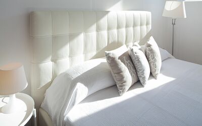 Apartment Strawberry: Couch, Møbel, Komfort, Rektangel, Textile, Belysning, Stue, Indretning, Arkitektur