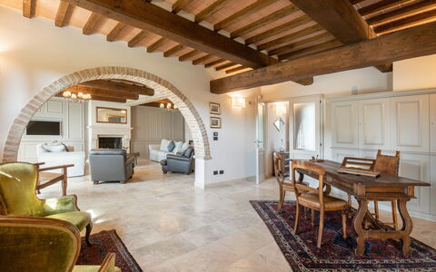 Fonte Della Chiana: Bord, Møbel, Couch, Bygning, Stol, Træ, Stue, Hal, Vindue, Gulvbelægning