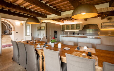 Fonte Della Chiana: Ejendom, Møbel, Bord, Bygning, Træ, Countertop, Indretning, Køkken, Etage, Stol