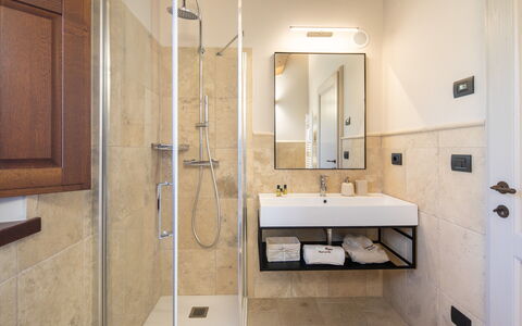 Fonte Della Chiana: Brun, Tap, Spejl, Sanitærarmatur, Håndvask, Badeværelsesvask, Bygning, Plante, Badeværelse