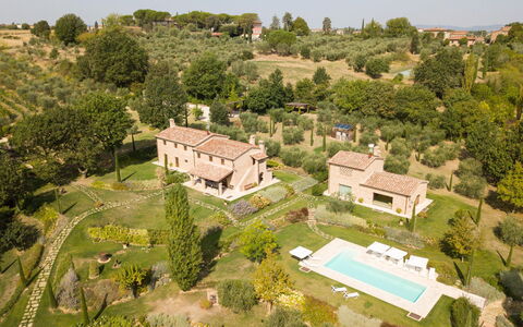 Fonte Della Chiana: Bygning, Himmel, Ejendom, Plante, Træ, Land Lot, Hus, Urban Design, Naturlige Landskab, Kvarter