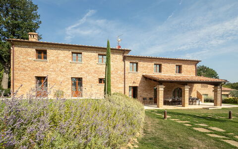 Fonte Della Chiana: Himmel, Sky, Plante, Bygning, Vindue, Træ, Hus, Land Lot, Græs, Sommerhus