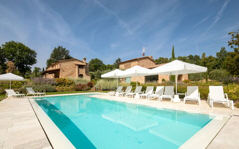 Fonte Della Chiana: Vand, Sky, Himmel, Plante, Ejendom, Svømmepøl, Bygning, Azure, Træ, Stol