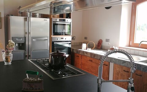 Il Pozzo Di San Barnaba: Ejendom, Cabinetry, Bildesign, Indretning, Vindue, Træ, Etage, Gulvbelægning, Køkken, Bygning