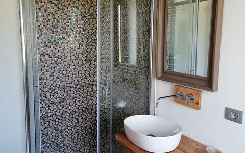 Il Pozzo Di San Barnaba: Spejl, Sanitærarmatur, Håndvask, Ejendom, Tap, Badeværelse, Belysning, Træ