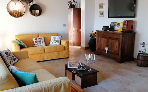 Il Pozzo Di San Barnaba: Ejendom, Couch, Møbel, Bord, Billedramme, Træ, Indretning, Stueplante, Stue, Etage