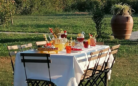 Il Pozzo Di San Barnaba: Plante, Bord, Himmel, Plantesamfund, Mad, Bordservice, Naturlige Landskab, Natur, Blad, Bjerg