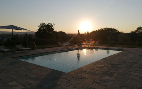 Il Pozzo Di San Barnaba: Vand, Himmel, Vandressourcer, Svømmepøl, Træ, Krop Af Vand, Landskab, Solnedgang, Fritid, Kompositmateriale