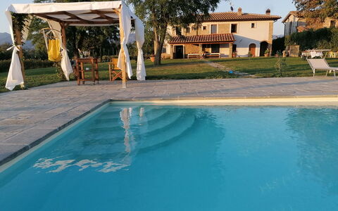 Il Pozzo Di San Barnaba: Vand, Plante, Daytime, Ejendom, Bygning, Himmel, Svømmepøl, Natur, Azure, Træ