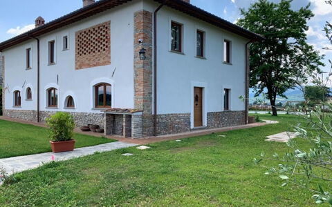 Il Pozzo Di San Barnaba: Plante, Sky, Himmel, Ejendom, Bygning, Vindue, Land Lot, Græs, Hus, Træ