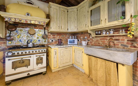 Villa Lorenzana: Cabinetry, Ejendom, Countertop, Bygning, Træ, Køkken, Indretning, Arkitektur, Gulvbelægning, Etage