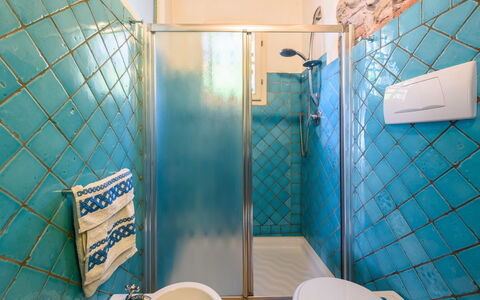 Villa Lorenzana: Ejendom, Blå, Azure, Bygning, Sanitærarmatur, Badeværelse, Belysning, Indretning, Væg, Gulvbelægning