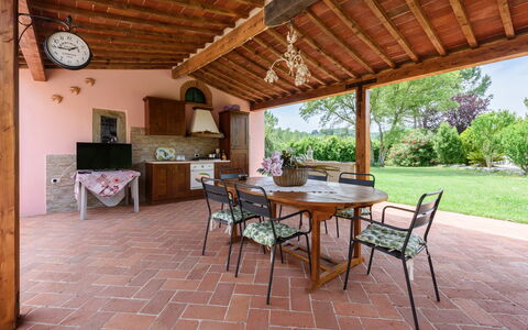 Villa Lorenzana: Bord, Møbel, Ejendom, Plante, Træ, Indretning, Træ, Ur, Stol, Bygning