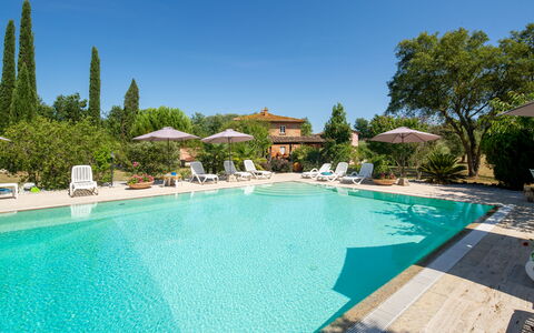 Villa Lorenzana: Vand, Himmel, Plante, Ejendom, Svømmepøl, Azure, Træ, Udendørs Møbler, Aqua, Fritid