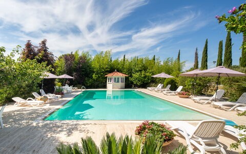 Villa Lorenzana: Vand, Plante, Sky, Himmel, Svømmepøl, Azure, Træ, Arecales, Bygning, Udendørs Møbler