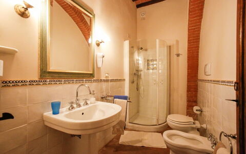 Castelletto Weddings And Events: Spejl, Brun, Tap, Sanitærarmatur, Håndvask, Ejendom, Badeværelsesvask, Fotografi, Badeværelse, Purple