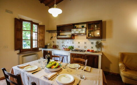 Castelletto Weddings And Events: Bord, Møbel, Bordservice, Mad, Belysning, Stol, Tallerkner, Vindue, Træ, Indretning