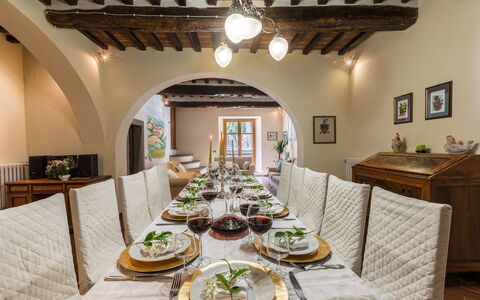 Ville Rosadi Weddings: Værelse, Ejendom, Indretning, Spisestue, Møbel, Bygning, Bord, Loft, Hus, Estate