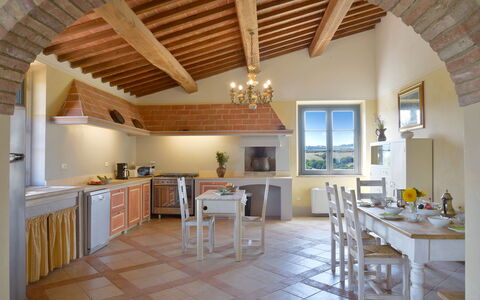 Villa Guardistallo: Bord, Møbel, Countertop, Stol, Træ, Køkken, Indretning, Gulvbelægning, Etage, Køkken & Spisebord