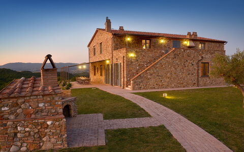 Villa Guardistallo: Himmel, Plante, Ejendom, Bygning, Arkitektur, Træ, Landskab, Græs, Hus, Boligområde