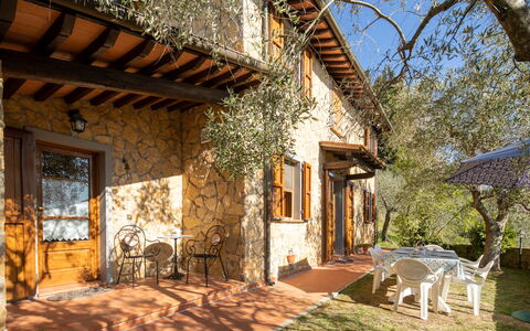 Casa Del Colle: Bygning, Ejendom, Plante, Vindue, Himmel, Azure, Skygge, Dør, Træ, Arkitektur