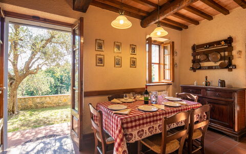 Casa Del Colle: Bord, Ejendom, Møbel, Vindue, Bygning, Plante, Træ, Indretning, Cabinetry, Arkitektur