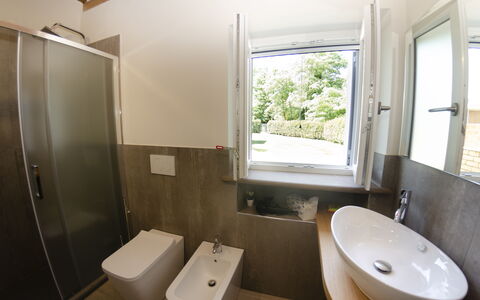 Tenuta Il Giardino Proprietà: Håndvask, Tap, Ejendom, Badeværelsesvask, Fotografi, Sanitærarmatur, Vindue, Hvid, Bygning, Badeværelse