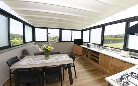 Tenuta Il Giardino Proprietà: Bord, Møbel, Couch, Ejendom, Plante, Vindue, Bygning, Stueplante, Stue, Blomst