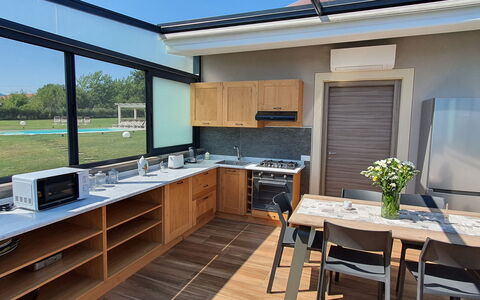 Tenuta Il Giardino Proprietà: Countertop, Ejendom, Møbel, Cabinetry, Bygning, Bord, Køkken, Køkken Apparat, Vindue, Træ