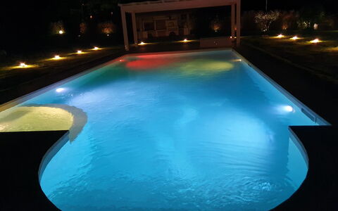 Tenuta Il Giardino Proprietà: Vand, Lys, Azure, Svømmepøl, Rektangel, Aqua, Kompositmateriale, Fritid, Toner Og Skygger