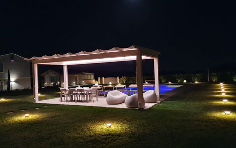 Tenuta Il Giardino Proprietà: Lys, Plante, Bygning, Himmel, Skygge, Gazebo, Gas, Hus