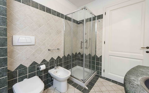 Villa Dell'acquaborra: Badeværelse, Gulvbelægning, Sanitærarmatur, Etage, Indretning, Toilet, Håndvask, Toiletbræt, Tap, Badeværelsesvask