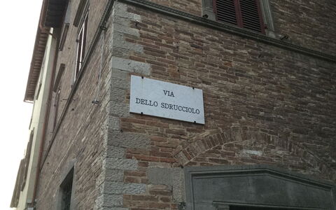 La Terrazza Di Todi: Ejendom, Murværk, Vindue, Mursten, Træ, Bygning, Font, Facade, Hus