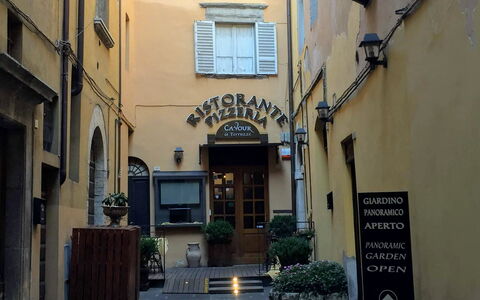 La Terrazza Di Todi: Plante, Vindue, Bygning, Blomsterkrukke, Vejbelægning, Kvarter, Gulvbelægning, Urban Design, City, Dør