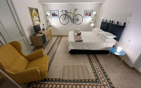 Villa Maona: Billedramme, Møbel, Couch, Komfort, Stue, Bygning, Belysning, Indretning, Lampe, Gulvbelægning